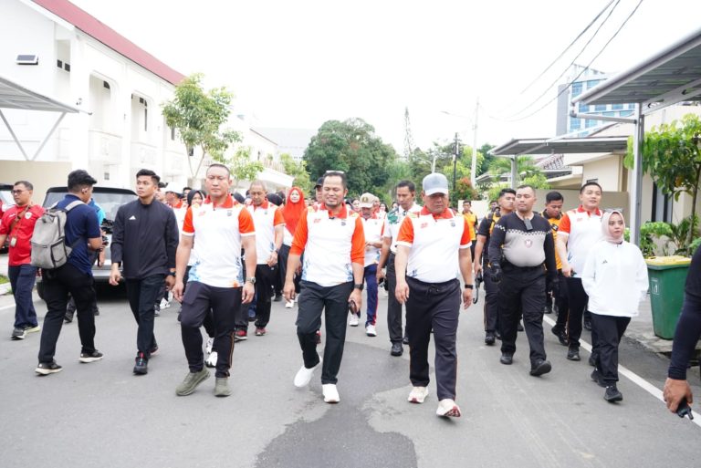 Semarak Jalan Santai Hari Bhayangkara ke-79, Kapolda Kaltim Resmikan SPPG dan Tutup Turnamen Bola Kapolda Cup 2025