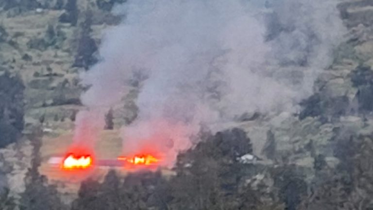 Aksi Cepat Satgas Ops Damai Cartenz: Kejar Pelaku Pembakaran Rumah Bupati dan Kantor Distrik di Puncak