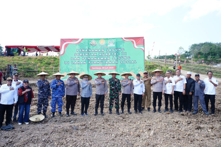 Dukung Program Asta Cita Presiden RI, Polda Kaltim Gelar Penanaman Jagung Kuartal III secara Serentak