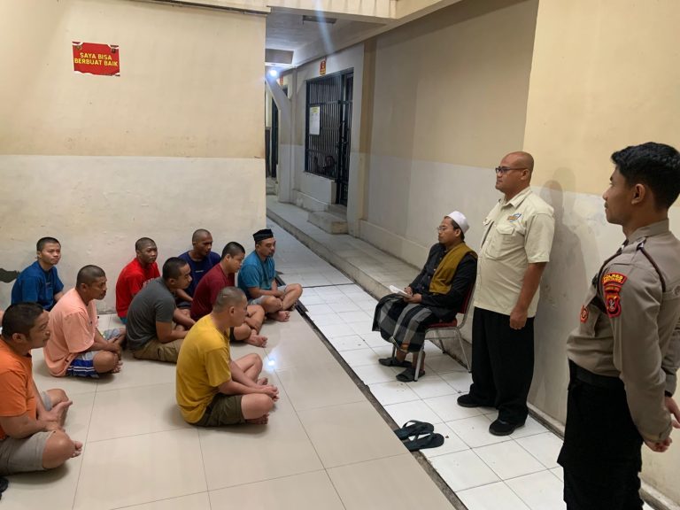 Polres Bontang Gelar Binrohtal Rutin untuk warga binaan, Beri Motivasi serta peningkatan Iman dan taqwa