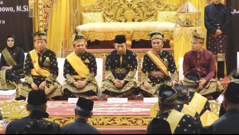 Kapolri Terima Anugerah Adat Ingatan Budi dari Lembaga Adat Melayu Riau