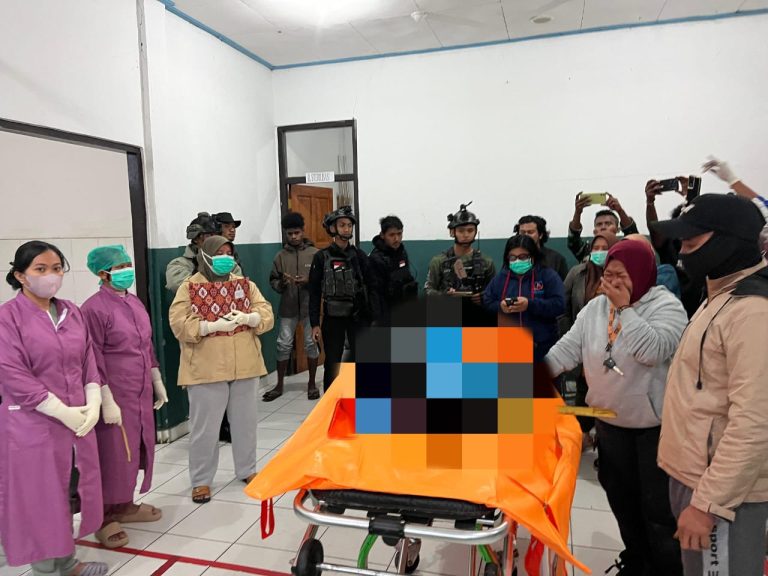 Respons Cepat Satgas Ops Damai Cartenz Bersama TNI Evakuasi Jenazah Tukang Ojek Korban Pembacokan OTK di Puncak Jaya