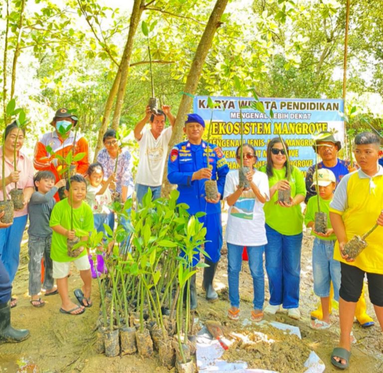 Melalui Edukasi Penanaman Mangrove, Ditpolairud Polda Kaltim bersama GPIB Getsemani Bersinergi Lestarikan Lingkungan