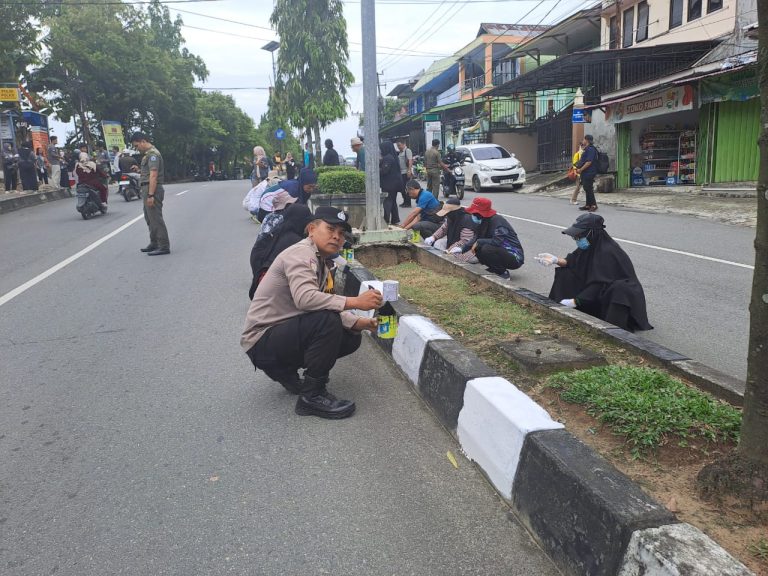 Polri untuk Masyarakat : Berbaur Memberikan Makna Lewat Aksi Kerja Bakti