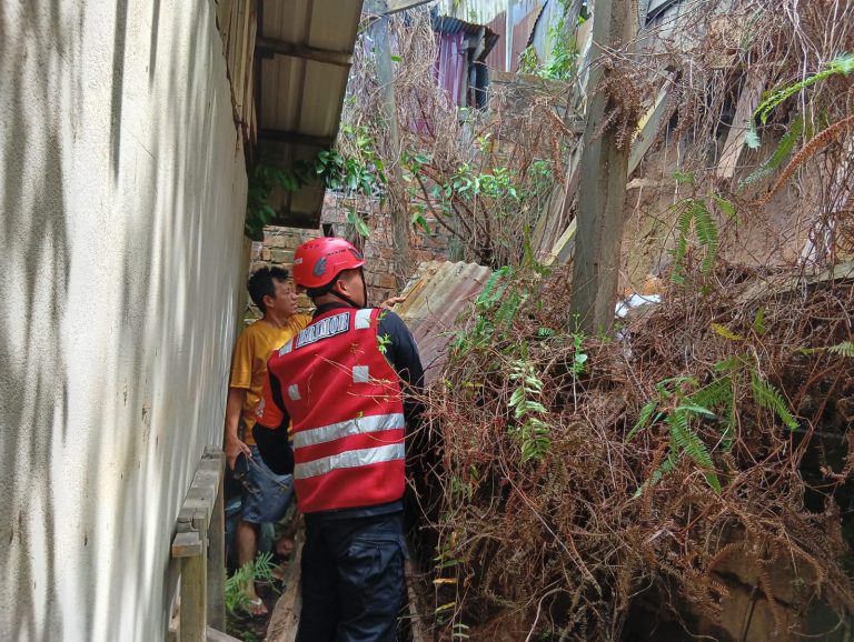 Sat Brimob Polda Kaltim Gerak Cepat Bantu Masyarakat Tangani Longsor di Gunung Polisi Balikpapan