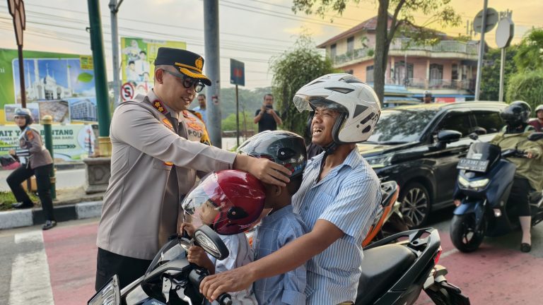 Sebagai bentuk Apresiasi, Kapolres Bontang Berikan Reward kepada Pengendara R2 di Simpang 3 Yabis
