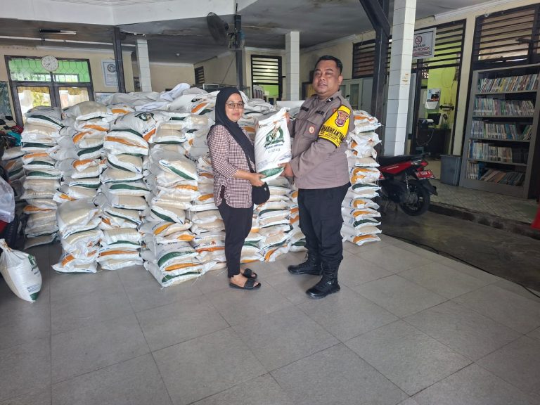 Bhabinkamtibmas Tanjung Laut Pastikan Keamanan Pembagian Beras Bulog, 423 KK Terima Bantuan