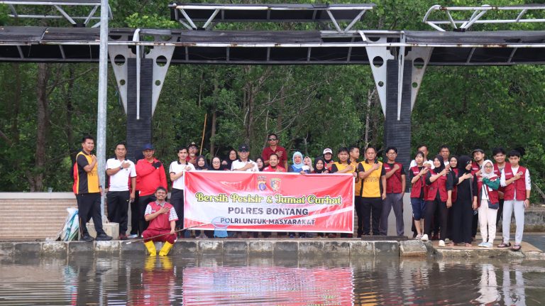 Polres Bontang Gelar Kegiatan Bersih Pesisir dan Jum’at Curhat dirangkai Berbagi Nasi Kotak kepada Masyarakat pesisir Bontang Kuala
