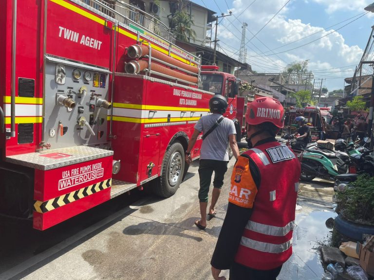 Dua Rumah Hangus Terbakar di Samarinda, Tim Respons Bencana Sat Brimob Polda Kaltim Gerak Cepat Bantu Padamkan Api
