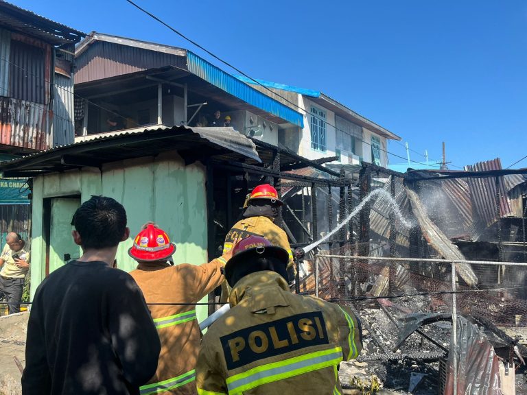 Cepat Tanggap, Polri Turun Langsung Bantu Padamkan Kebakaran di Asrama TNI Tipka Kodam VI/Mulawarman