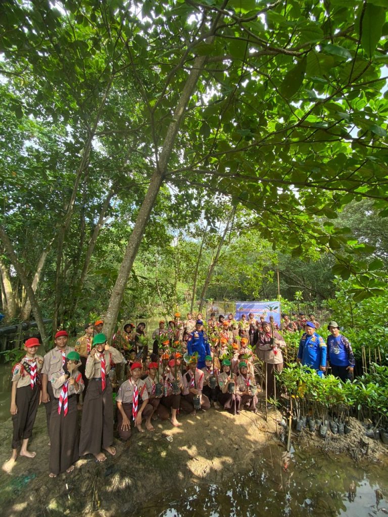 Peringati Hari Mangrove Sedunia, Ditpolairud Polda Kaltim Tanam 500 Bibit Mangrove Bersama Pelajar di Muara Rapak Balikpapan