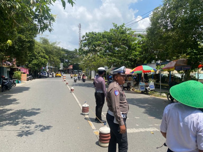 Respons Polres Bontang Atas Keluhan Warga : Satlantas Laksanakan Pengamanan Lalu Lintas di SMP Negeri 1 Bontang Kuala