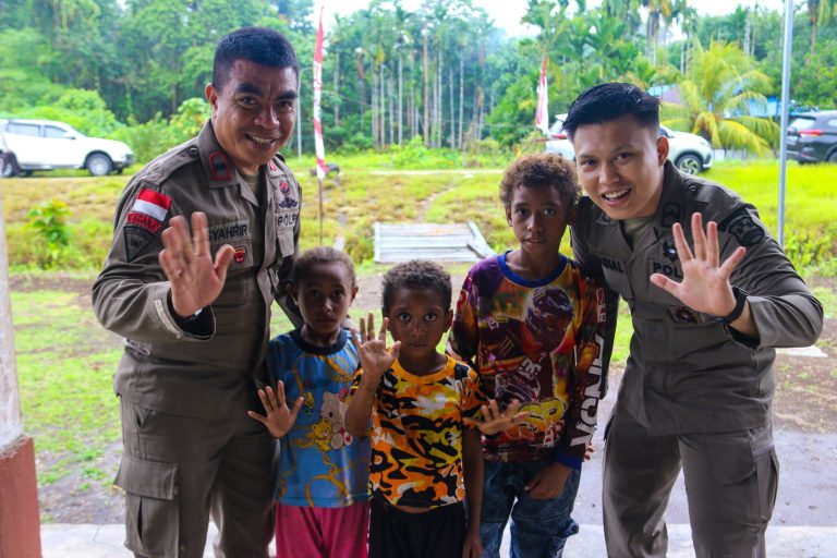 Satgas Ops Damai Cartenz Berbagi Bingkisan Makanan Ke Warga Kampung Ansudu, Sarmi, Papua