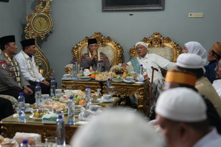 Silaturahmi ke Ponpes Al-Hamidy Banyuanyar, Kapolri: Tanpa Dukungan Ulama Pekerjaan Kami Sangat Berat