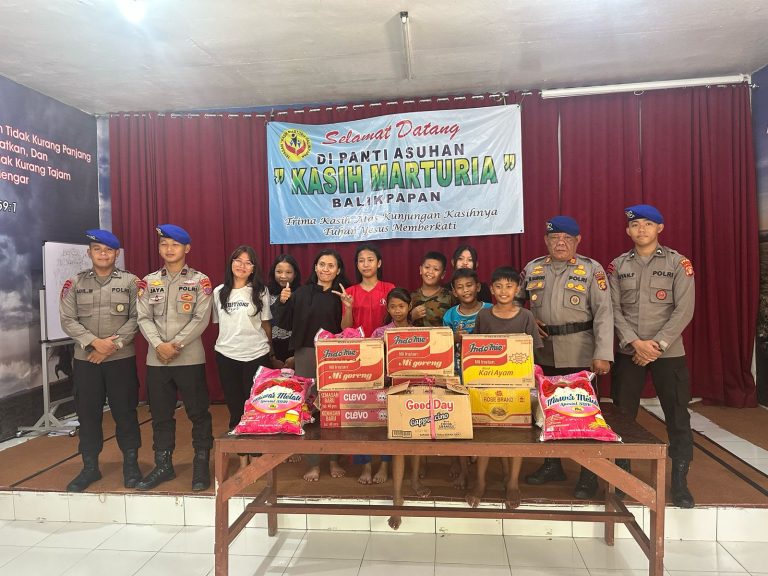Berbagi Kasih, Ditpolairud Polda Kaltim Bagikan Paket Sembako untuk Anak-Anak Asuh di Gereja Bethel Indonesia