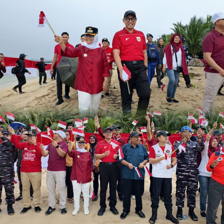 Polres Bontang bersama Pemkot Bontang Gelar Pembentangan Bendera Merah Putih di Pulau Beras Basah dalam Rangka HUT ke-80 Kemerdekaan RI