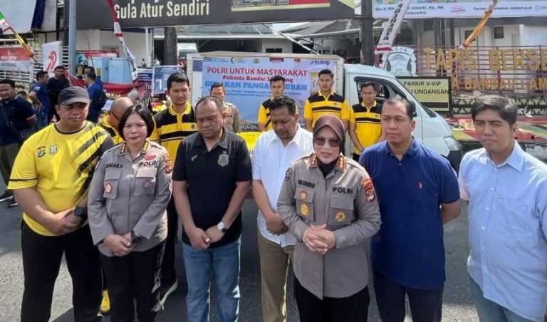 Polda Lampung bersama Perum Bulog Kanwil Lampung menjual beras sebanyak 2,2 ton kepada masyarakat Bandar Lampung di Tugu Adipura
