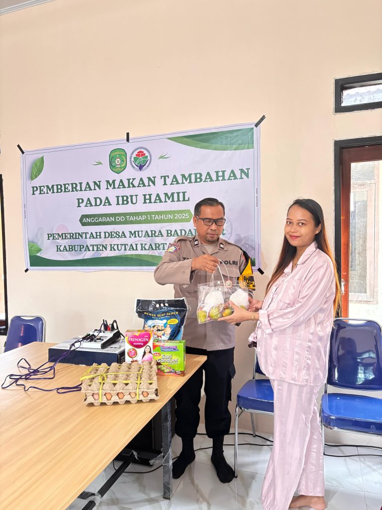 Bhabinkamtibmas Badak Ilir Hadiri Pemberian Makanan Tambahan Pada Ibu Hamil