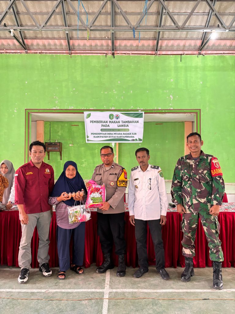 Bhabinkamtibmas Badak Ilir Hadiri Pemberian Makanan Tambahan Pada Lansia
