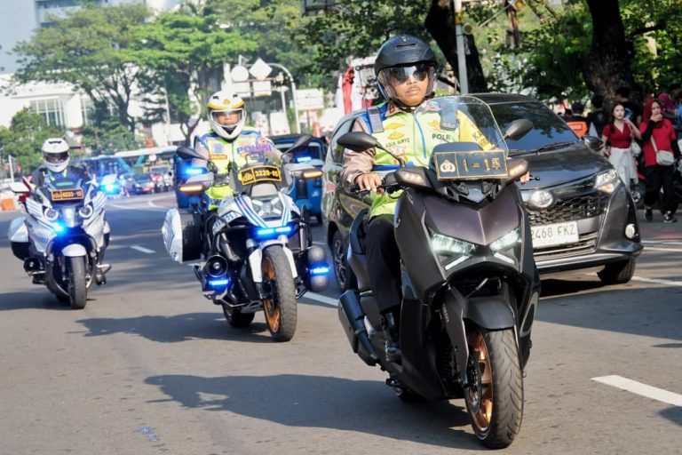 Naik Motor, Kakorlantas Polri Tinjau Langsung Pengamanan Lalu Lintas Puncak HUT ke-80 RI