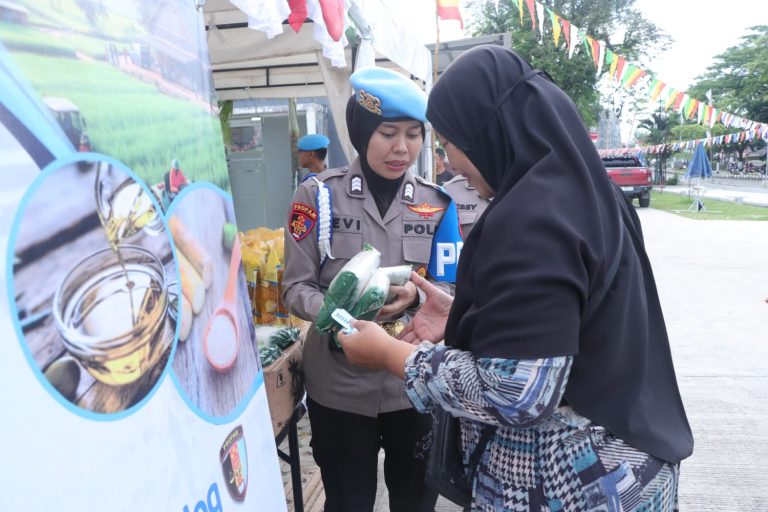 Polri Untuk Masyarakat, Bidpropam Polda Kaltim Gelar Pasar Murah di Balikpapan Selatan