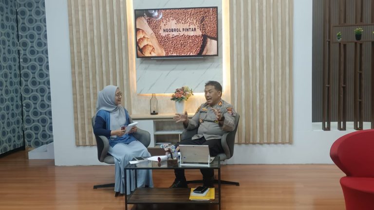 Melalui Talkshow ‘Ngopi’ BTV, Ditpamobvit Polda Kaltim Jelaskan Peran Kepolisian dalam Pengamanan Pariwisata dengan Sistem Risk and Assessment