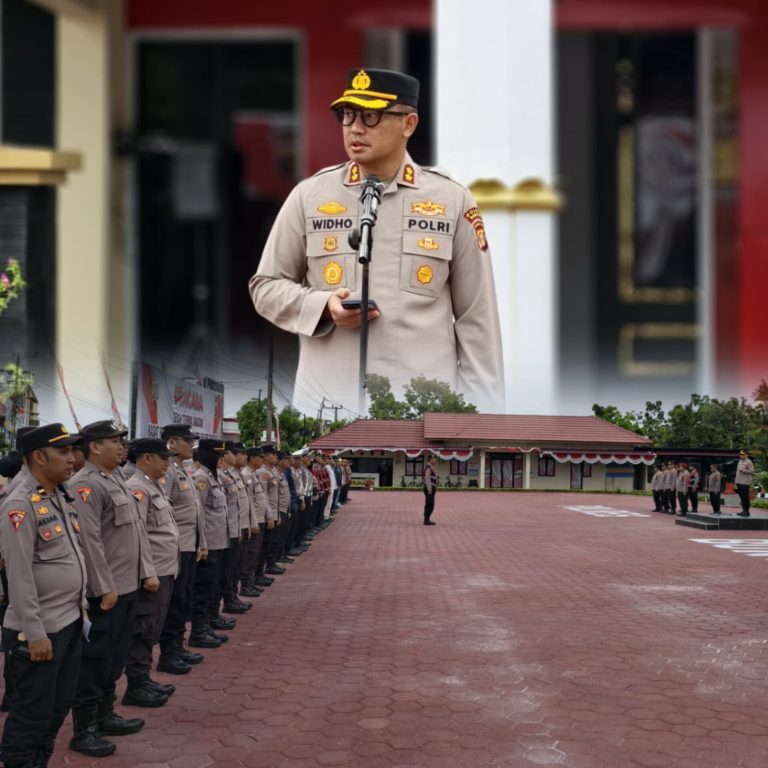 Polres Bontang Gelar Apel Siaga : Kapolres Bontang tekankan Profesionalisme dan Disiplin dalam bertugas   Polres Bontang menggelar apel siaga dalam rangka menghadapi situasi terkini di wilayahnya. Apel siaga ini bertujuan untuk memastikan kesiapsiagaan personil Polres Bontang dalam menghadapi berbagai situasi yang mungkin terjadi Sabtu, (30/08/2025)  Kapolres Bontang, AKBP Widho Anriano, S.I.K., M.Si, menekankan kepada personil untuk tetap siaga dan stanby on call dalam menghadapi situasi terkini. Beliau juga mengingatkan personil untuk bertindak sesuai dengan SOP yang berlaku dan dapat membawa situasi di wilayahnya tetap kondusif.  “Apel siaga ini merupakan salah satu upaya kita untuk memastikan kesiapsiagaan personil Polres Bontang dalam menghadapi perkembangan situasi. Kita harus tetap siaga dan stanby on call dalam menghadapi berbagai situasi yang mungkin terjadi,” ujar Kapolres Bontang.  Kapolres Bontang juga mengingatkan personil untuk selalu bertindak profesional dan sesuai dengan SOP yang berlaku. Beliau berharap dengan adanya apel siaga ini, personil Polres Bontang dapat meningkatkan kewaspadaan dan kesiapsiagaan dalam menghadapi situasi yang berkembang  “Dengan adanya apel siaga ini, kita dapat meningkatkan kewaspadaan dan kesiapsiagaan dalam menghadapi situasi terkini. Kita harus selalu bertindak profesional dan sesuai dengan SOP yang berlaku,” tambah Kapolres Bontang.  Apel siaga ini juga merupakan salah satu upaya Polres Bontang untuk meningkatkan kesadaran dan kesiapsiagaan personil dalam menghadapi situasi terkini. Dengan adanya apel siaga ini, Polres Bontang dapat memastikan bahwa personilnya siap dan mampu menghadapi berbagai situasi yang mungkin terjadi.  Dalam apel siaga ini, personil Polres Bontang juga diberikan pengarahan dan petunjuk tentang cara menghadapi situasi terkini. Mereka juga diberikan kesempatan untuk bertanya dan meminta klarifikasi tentang hal-hal yang belum jelas.  Dengan demikian, apel siaga ini dapat meningkatkan kesadaran dan kesiapsiagaan personil Polres Bontang dalam menghadapi situasi terkini. Polres Bontang berkomitmen untuk selalu siap dan mampu menghadapi berbagai situasi yang mungkin terjadi dan menjaga keamanan dan ketertiban di wilayahnya.  Humas Polres Bontang