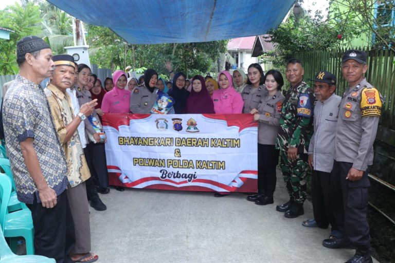 Wujud Kepedulian, Polwan Polda Kaltim bersama Bhayangkari Bagikan 100 Kantong Beras untuk Masyarakat