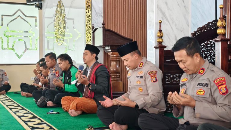 Polres Bontang Gelar Doa Bersama Mahasiswa dan Komunitas Ojek Online untuk Almarhum Affan Kurniawan