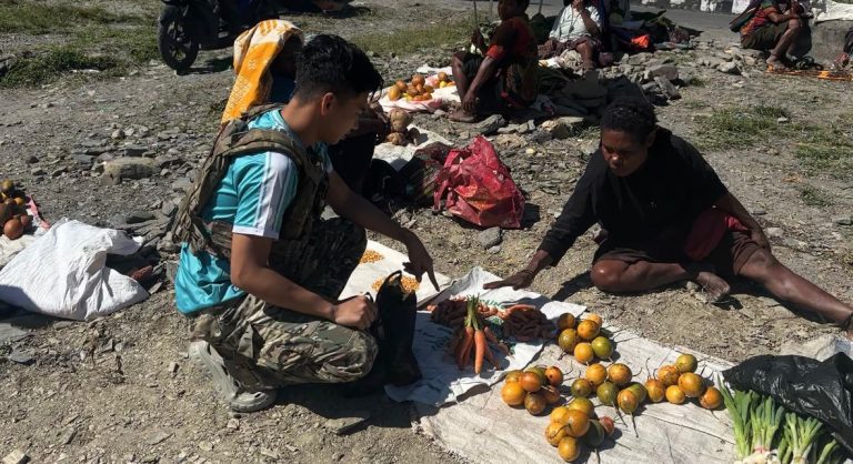 Satgas Humas Sambangi Mama-Mama di Pasar Mulia Puncak Jaya