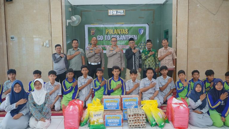 Polantas Polres Bontang menyapa : “Polantas Go To Pesantren” di Sekolah Muhammadiyah Mawadatullah