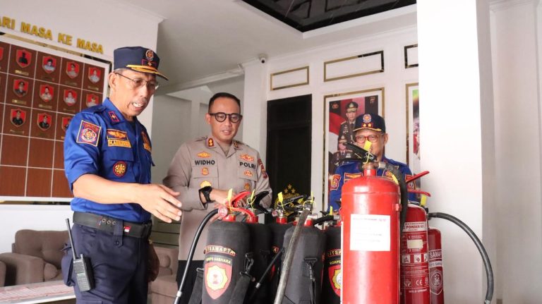 Polres Bontang Terima Bantuan APAR dari Dinas Pemadam Kebakaran Kota Bontang