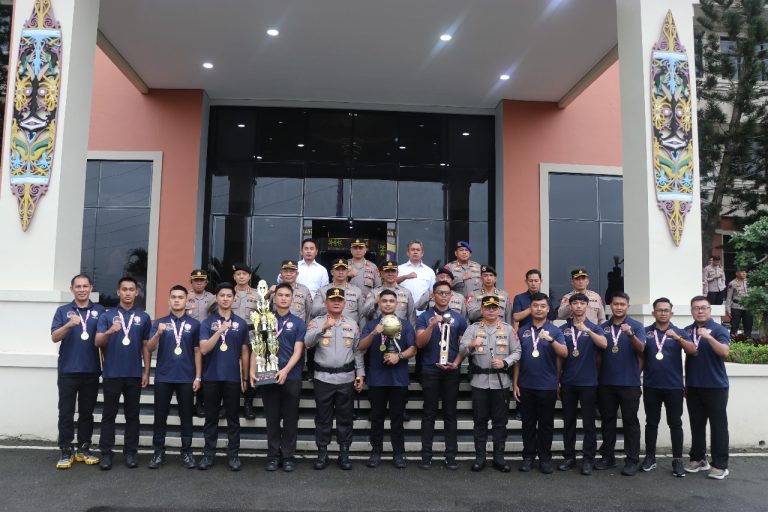 Polda Kaltim Gelar Upacara Hari Olahraga Nasional ke-24, Kapolda Berikan Penghargaan untuk Tim Basket Bhayangkara Kaltim