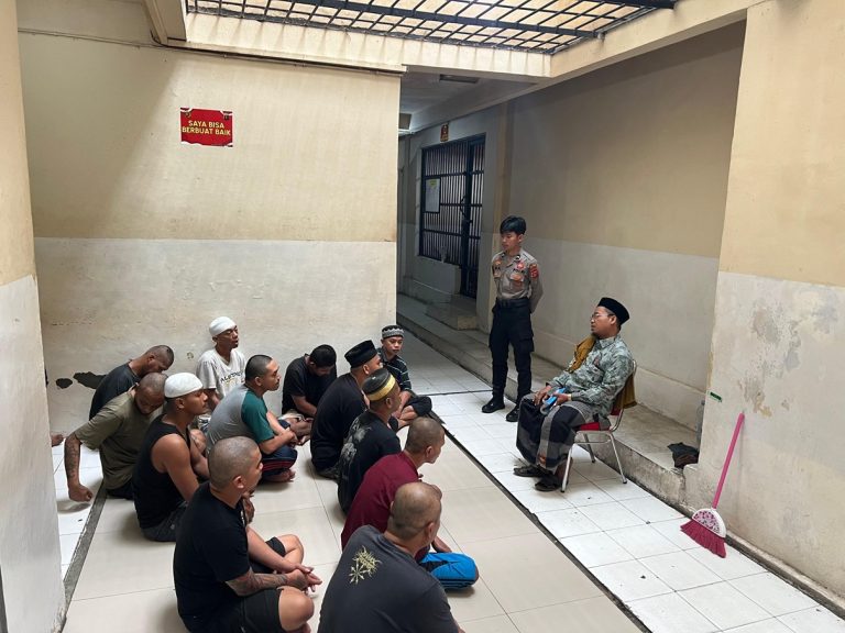 Kegiatan Binrohtal Rutin di Rutan Polres Bontang, Berikan Motivasi bagi warga binaan