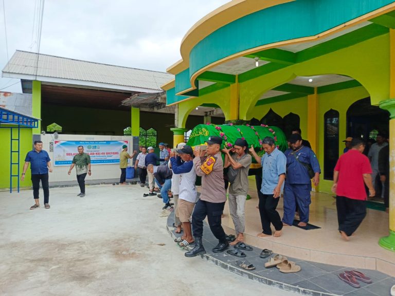 Bhabinkamtibmas Kelurahan Loktuan Laksanakan Takziah dan membantu prosesi pemakaman warga binaan yang meninggal dunia