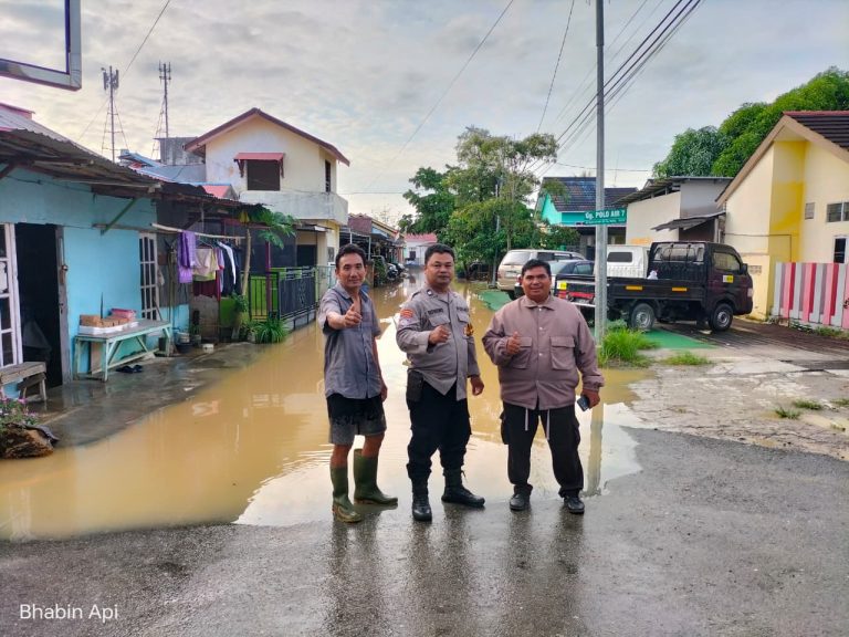 Bhabinkamtibmas Kelurahan Api Api Laksanakan Monitoring Banjir Luapan Sungai Bontang