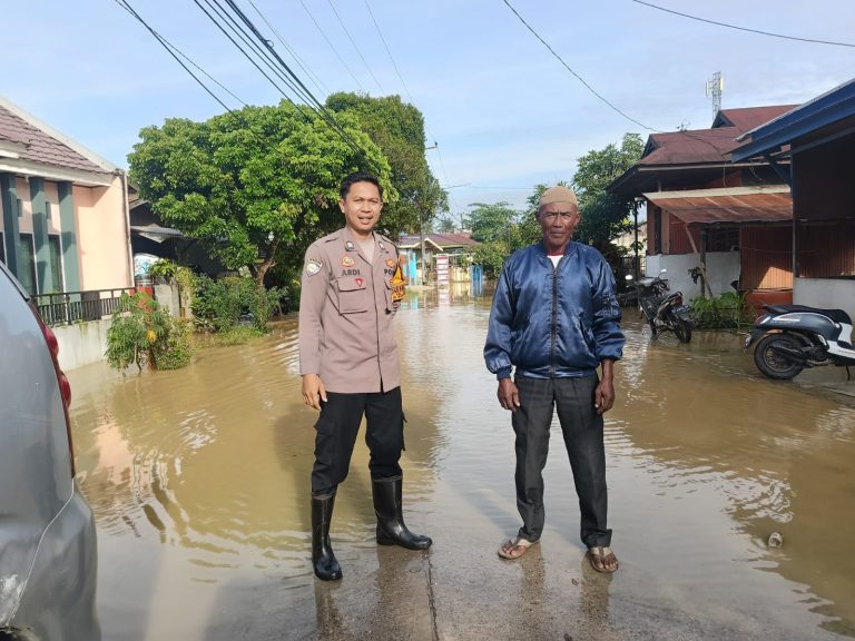 Bhabinkamtibmas Kelurahan Guntung Laksanakan Monitoring dan Antisipasi Banjir diwilayah binaan