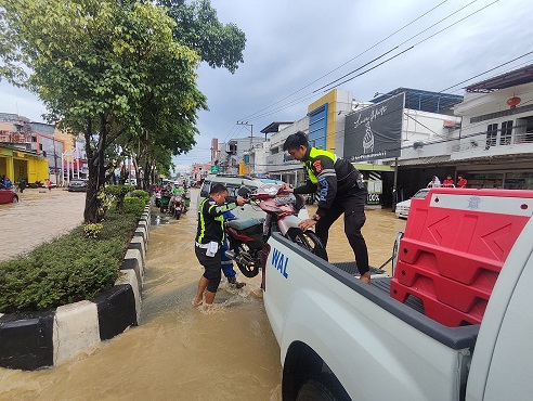 Satgas Polres Bontang Sigap Bantu evakuasi motor warga dan atur lalu lintas dilokasi Banjir