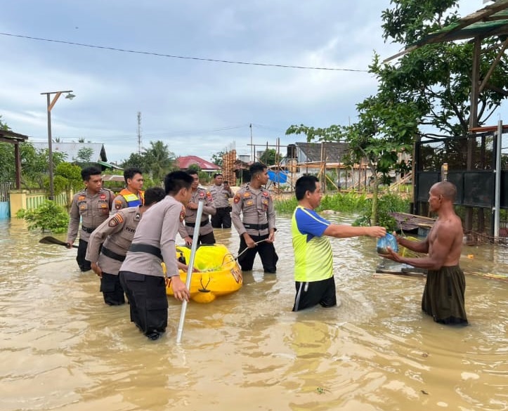 Sigap Hadapi Banjir, Satgas Polres Bontang Evakuasi dan Salurkan Bantuan
