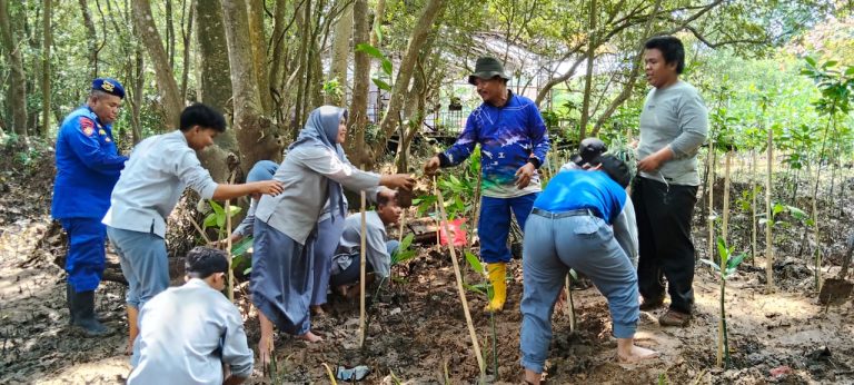 Ditpolairud Polda Kaltim Gelar Penanaman Mangrove Bersama Staf Khusus MPR RI, Peringati Hari Perlindungan Lapisan Ozon Sedunia