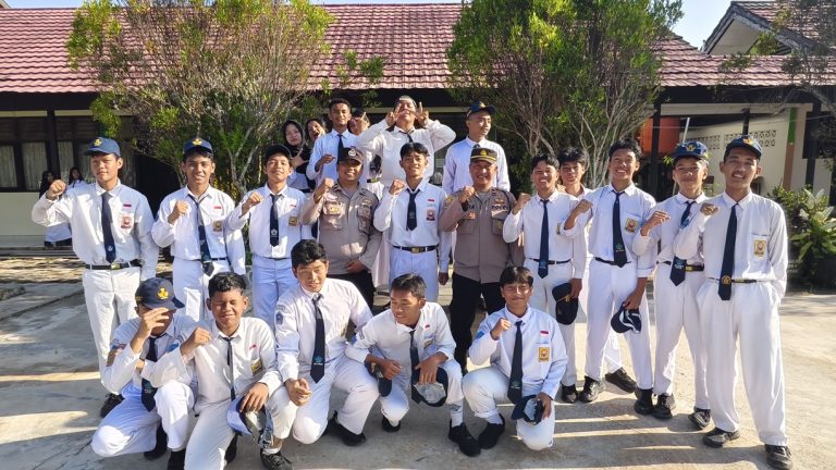 Polsek Bontang Barat Upacara Bendera di SMPN 04 Bontang, Sampaikan Pesan Kamtibmas dan Motivasi Pendidikan