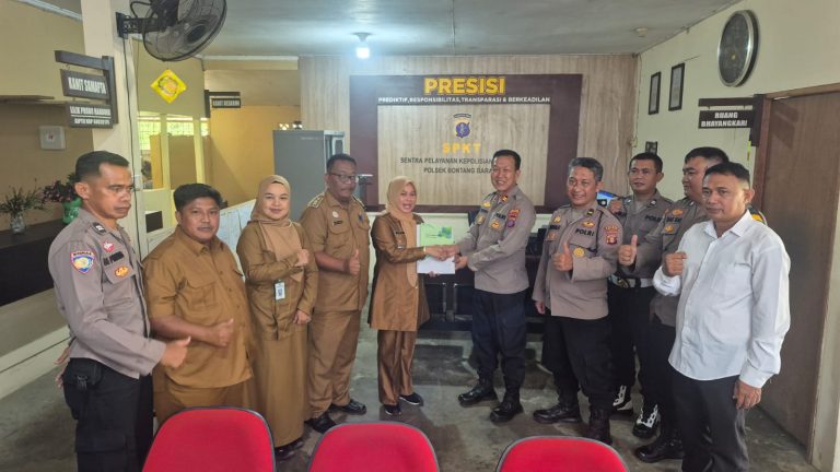 Wujudkan Fasilitas Kantor yang Lebih Baik, Kapolsek Bontang Barat terima Penyerahan Surat Tanah dari Kecamatan Bontang Barat