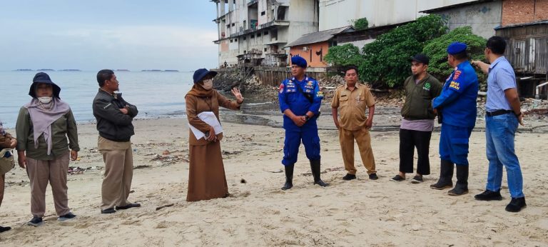 Tindaklanjuti Laporan Masyarakat, Ditpolairud Polda Kaltim bersama DLH Tinjau Pencemaran Limbah Unggas di Kawasan Pesisir Pasar Baru
