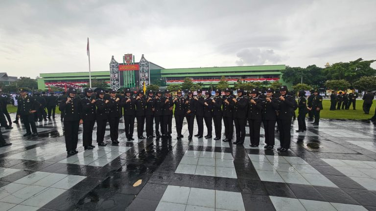 Wujud Sinergi dan Soliditas TNI-Polri, Polwan Polda Kaltim Ikuti Upacara HUT TNI ke-80 di Kodam VI Mulawarman