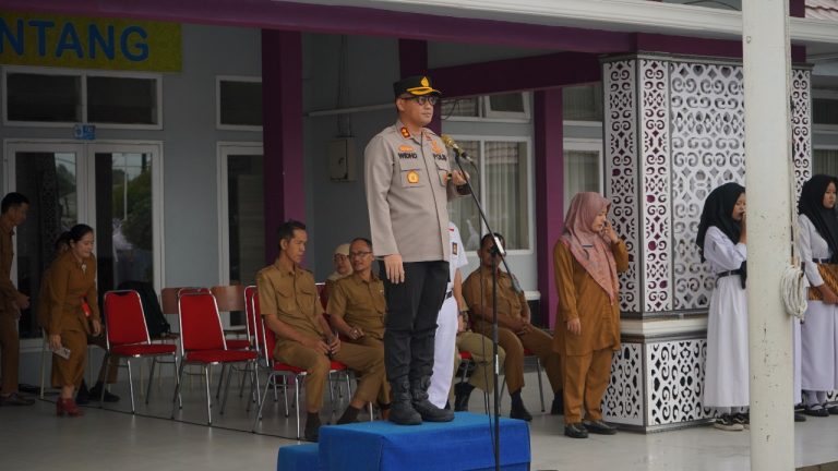 Kapolres Bontang Pimpin Upacara Pengibaran Bendera di SMKN 1 Bontang
