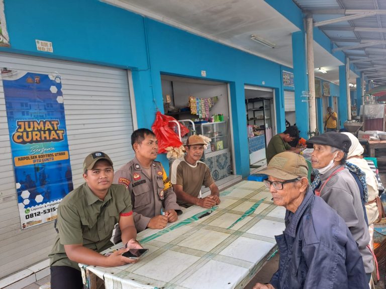 Dekat dengan Warga, Polsek Bontang Utara Gelar Jumat Curhat Bersama Pedagang Pasar Citra Mas Loktuan