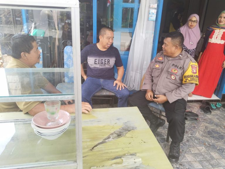 Bhabinkamtibmas Berbas Pantai Jalin Silaturahmi dan Ajak Warga Aktif Jaga Kamtibmas