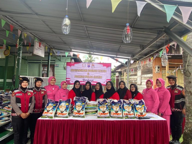 Polwan Ditsamapta Polda Kaltim dan Bhayangkari Daerah Kaltim Gelar Kegiatan Berbagi Sembako untuk Warga Manggar
