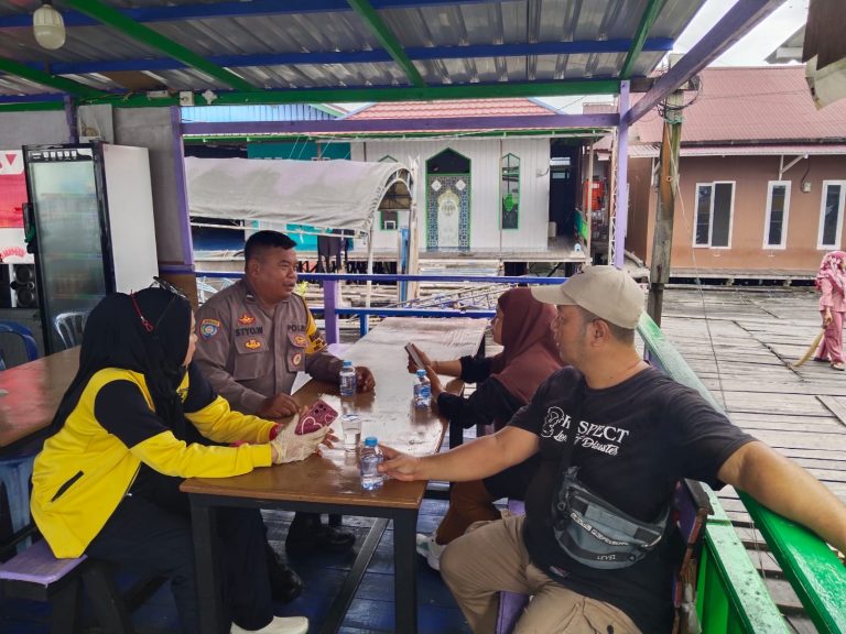 Bhabinkamtibmas Berbas Pantai Laksanakan Sambang dan Sosialisasi Kamtibmas untuk Meningkatkan Keamanan dan Ketertiban