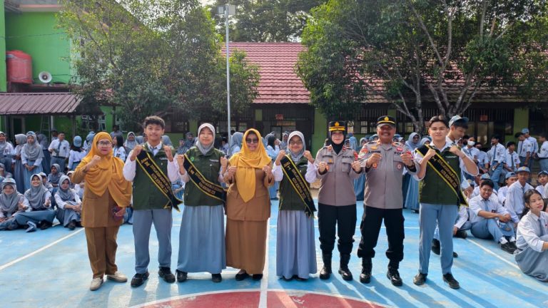 Wakapolres Bontang Pimpin Upacara Pengibaran Bendera di SMAN 2 Bontang